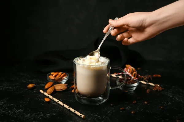 Donna Mescolando Gustoso Latte Mandorla Tazza Vetro Sfondo Scuro — Foto Stock