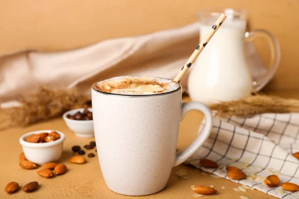 Tazza Gustoso Latte Mandorla Con Cannella Sfondo Colore — Foto Stock