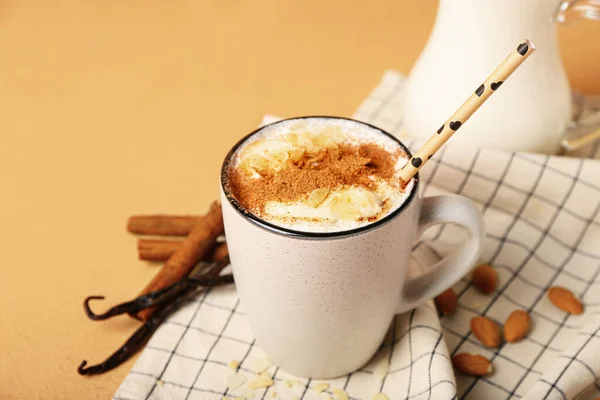 Xícara Saboroso Latte Amêndoa Com Canela Fundo Cor — Fotografia de Stock