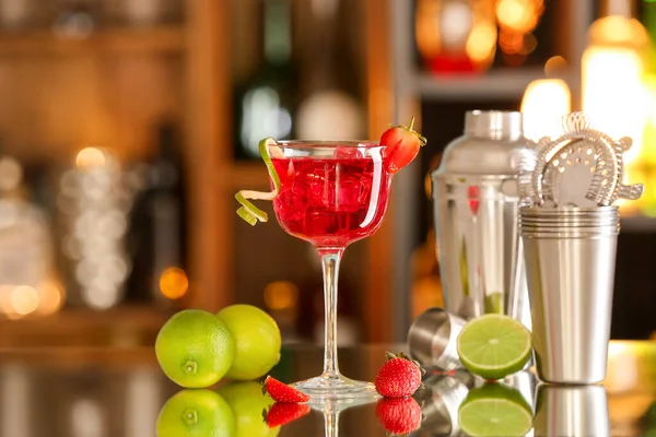 Ein Glas Leckerer Kosmopolitischer Cocktail Mit Erdbeeren Und Limette Auf — Stockfoto