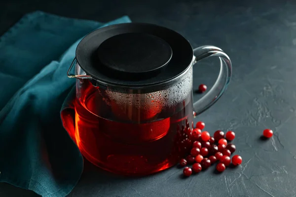 Чайник Вкусный Чай Клюквой Темном Фоне — стоковое фото