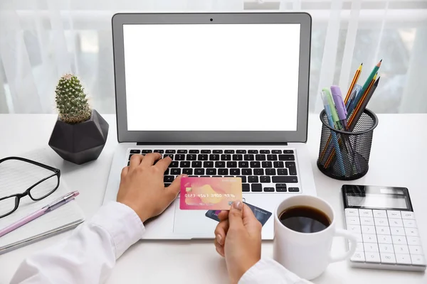 Frau Mit Kreditkarte Mit Laptop Tisch — Stockfoto