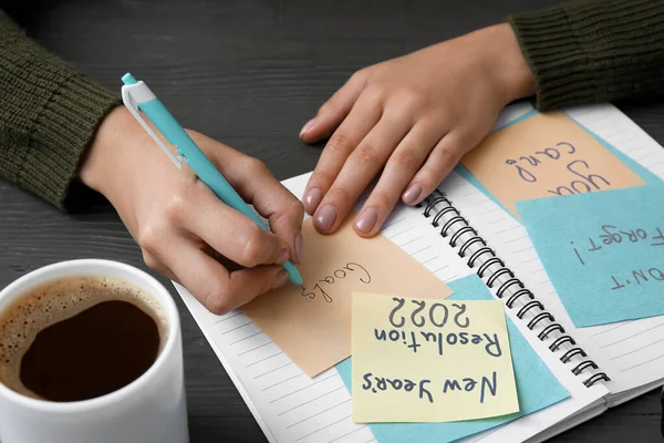 Vrouw Schrijft Woord Doels Plakkerige Noot Aan Zwarte Houten Tafel — Stockfoto