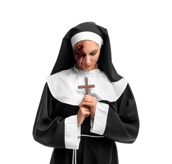 穿着白色背景的修女万圣节服装的女人 — 图库照片