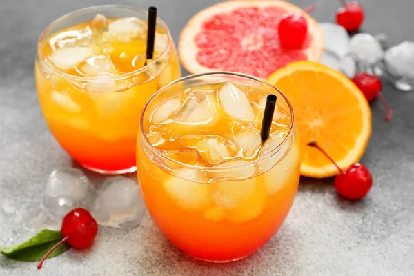 Verres Savoureux Cocktail Tequila Sunrise Sur Fond Gris — Photo