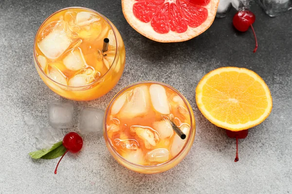 Bril Van Lekkere Tequila Sunrise Cocktail Grijze Achtergrond — Stockfoto