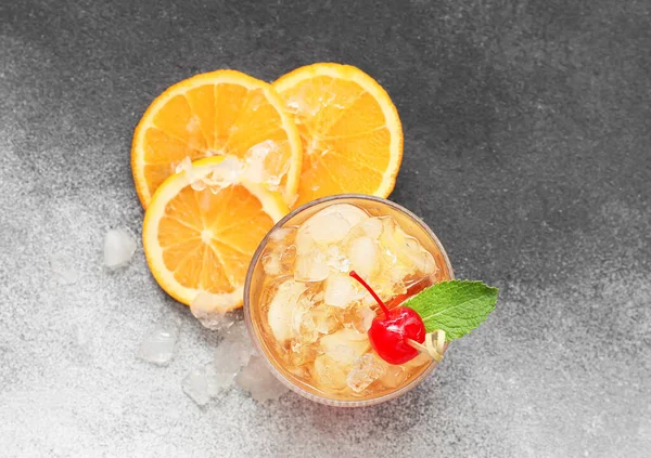 Glas Smakelijke Tequila Sunrise Cocktail Grijze Achtergrond — Stockfoto