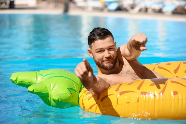 Young Man Inflatable Ring Pointing Viewer Swimming Pool — Stock Photo, Image