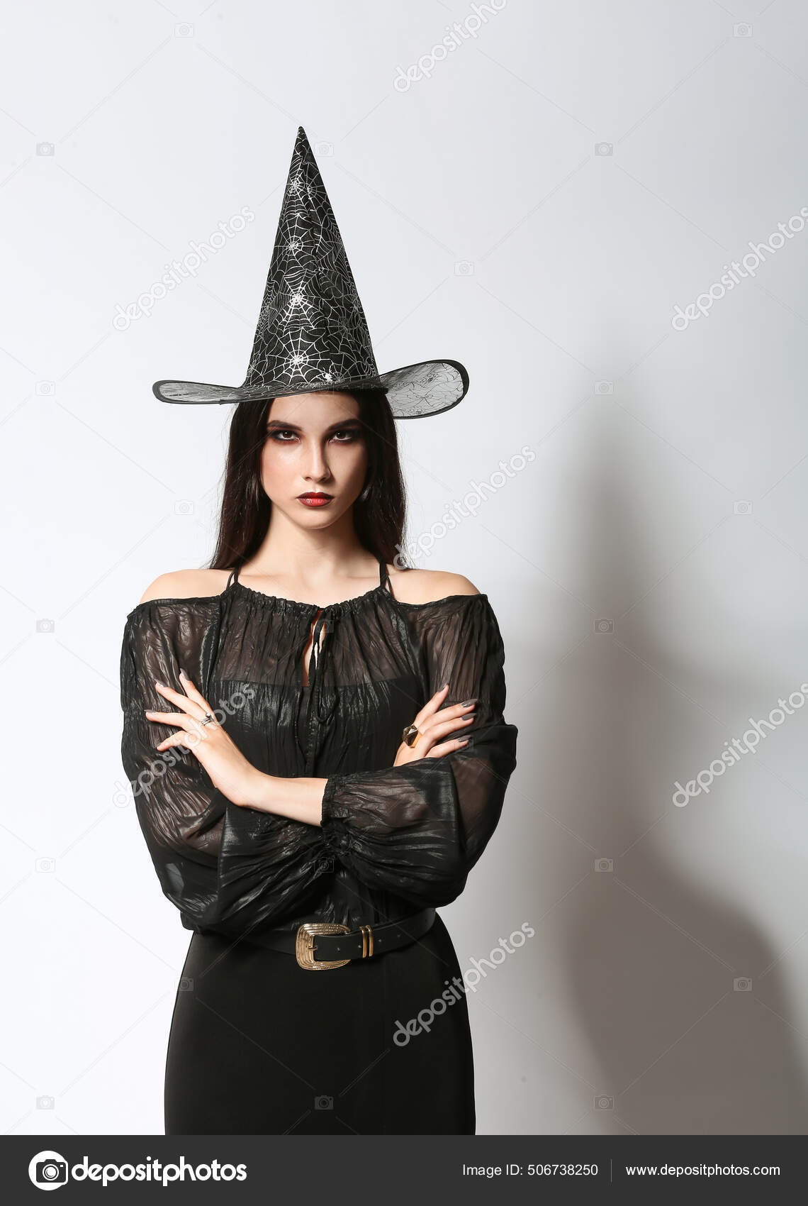Mulher Bonita Vestida Como Bruxa Para Festa Halloween Fundo Claro fotos,  imagens de © serezniy #506738262