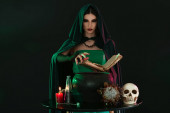 Čarodějnice provádějící rituál na černém pozadí