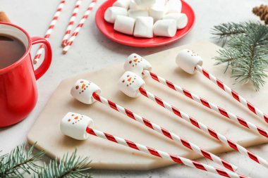 Hafif arkaplanda yumuşak şekerlerden yapılmış kardan adamlar