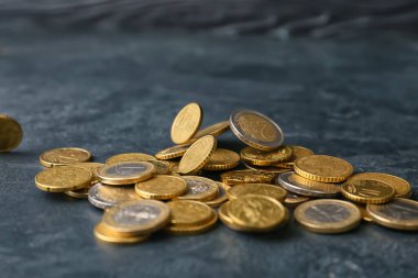 Koyu arkaplanda altın paralar