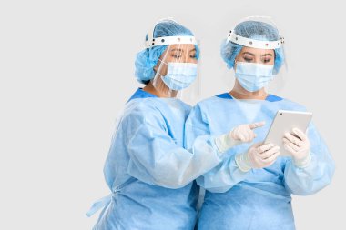 Hafif arka planda tableti olan Asyalı kadın cerrahların portresi