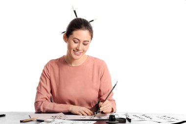 Beyaz arka plandaki kadın Asyalı el yazısı sanatçısı.