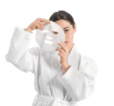 Beyaz arka planda yüz maskesi olan güzel bir Asyalı kadın.