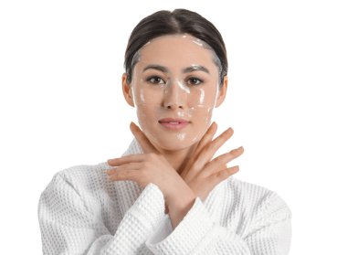 Beyaz arka planda yüz maskesi olan güzel bir Asyalı kadın.