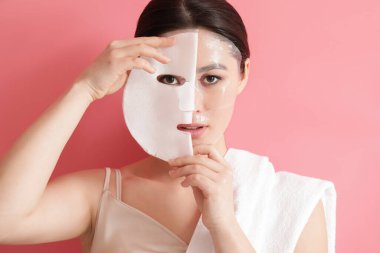 Renkli maske takan güzel bir Asyalı kadın.