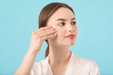 Renkli pamuklu pedi olan güzel genç bir kadın.