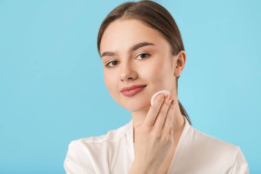 Renkli pamuklu pedi olan güzel genç bir kadın.