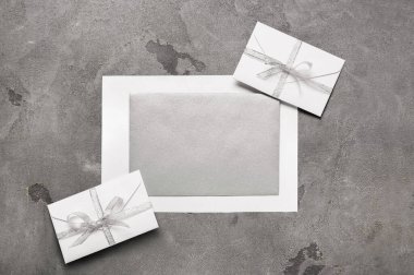 Gri arkaplanda zarflar olan boş kartlar