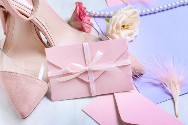 Beyaz arkaplanda ayakkabılı zarf, yakın plan