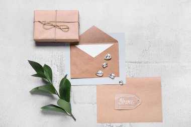 Beyaz arkaplanda kart, kutu ve elmaslarla zarf