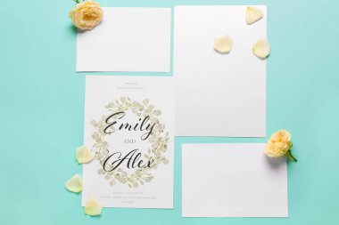 Mavi arkaplanda EMILY & ALEX ve güller içeren kartlar