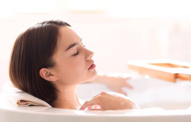 Genç bayan evde dinleniyor, yakın plan.