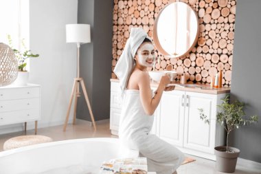 Genç bayan evde banyo yaptıktan sonra kahve içiyor.