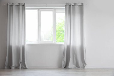 Işık odasında modern perdeler