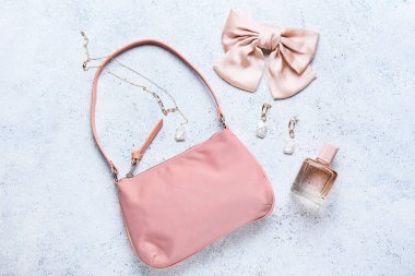 Hafif arka planda şık kadın aksesuarları