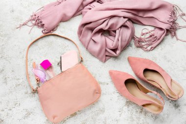 Hafif arka planda şık kadın aksesuarları