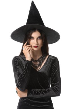 Cadılar Bayramı partisi için beyaz arka planda cadı gibi giyinmiş güzel bir kadın.