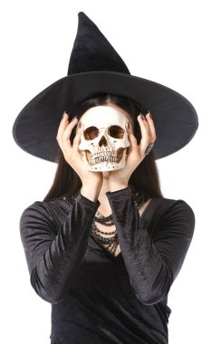 Beyaz arka planda insan kafatasına sahip genç cadı.