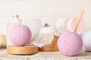 Güzel bir spa kompozisyonu, lavanta banyosu bombaları ve yanan mumlar.
