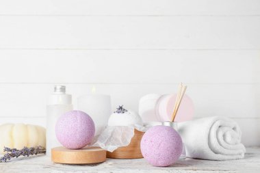 Güzel bir spa kompozisyonu, lavanta banyosu bombaları ve yanan mumlar.