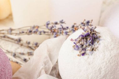 Lavanta banyosu bombası ve çiçekler, yakın plan.