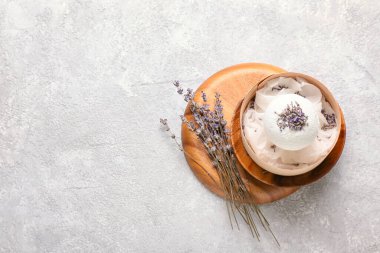 Banyo bombası ve hafif arka planda lavanta çiçekleri olan kompozisyon