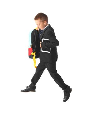 Beyaz arka planda zıplayan küçük okul çocuğu.