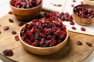 Lezzetli kurutulmuş yaban mersinli kase masada, yakın plan.