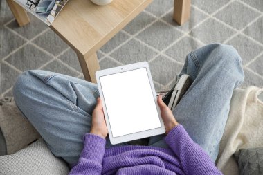 evde tablet bilgisayar kullanan kadın