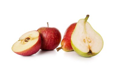 Beyaz zemin üzerinde olgun armutlar ve elmalar