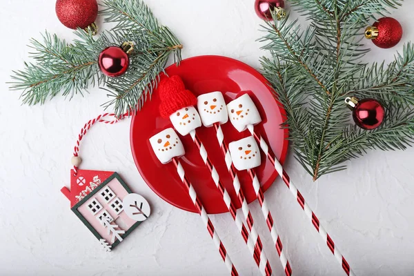 Teller Mit Schneemännern Aus Weichen Marshmallows Und Weihnachtsdekor Auf Hellem — Stockfoto