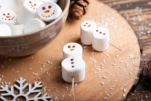 Schneemänner Aus Weichen Marshmallows Auf Dem Tisch — Stockfoto