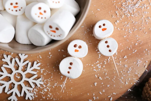 Schneemänner Aus Weichen Marshmallows Auf Dem Tisch — Stockfoto