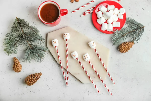 Schneemänner Aus Weichen Marshmallows Auf Hellem Hintergrund — Stockfoto