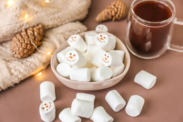 Schüssel Mit Schneemännern Aus Weichen Marshmallows Auf Farbigem Hintergrund — Stockfoto