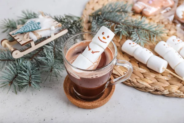 Schneemann Aus Weichen Marshmallows Und Tasse Heißer Schokolade Auf Hellem — Stockfoto