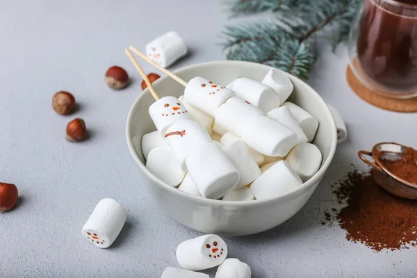 Schaal Met Sneeuwpoppen Gemaakt Van Zachte Marshmallows Grijze Achtergrond — Stockfoto