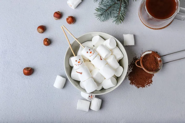 Schüssel Mit Schneemännern Aus Weichen Marshmallows Auf Grauem Hintergrund — Stockfoto